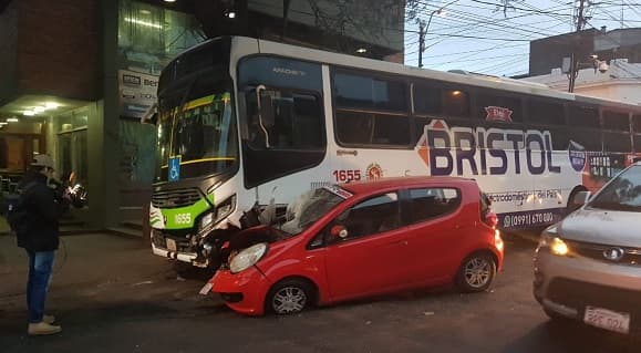 Mujeres sufren lesiones en choque entre bus y un pequeño automóvil