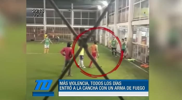 Ofuscado, amenazó con arma en partido en sintético