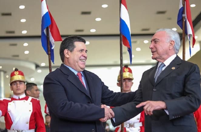 Cartes se complica y equivoca nombres en plena cumbre