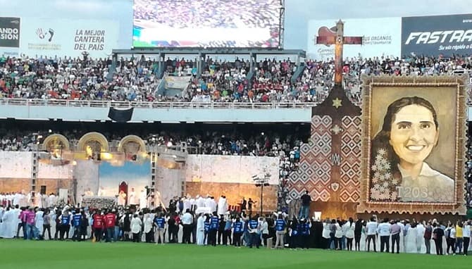 Miles de creyentes presentes en beatificación de Chiquitunga