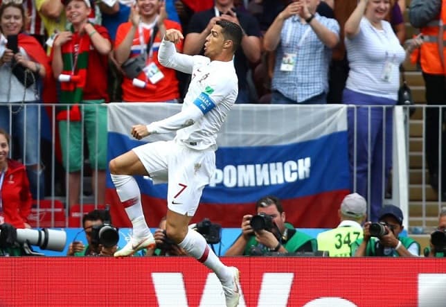 Cristiano acerca a Portugal a octavos 