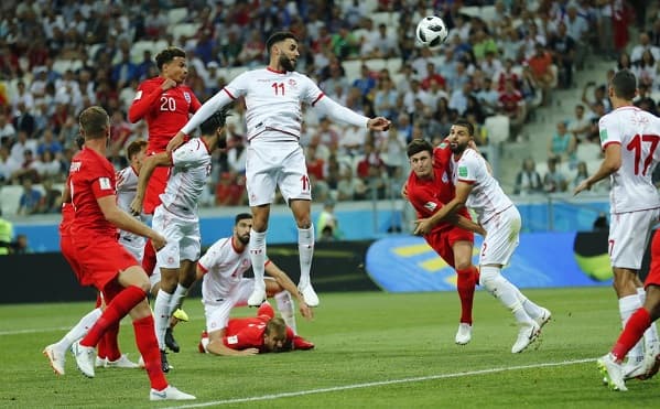 Sufriendo, Inglaterra vence con doblete de Kane