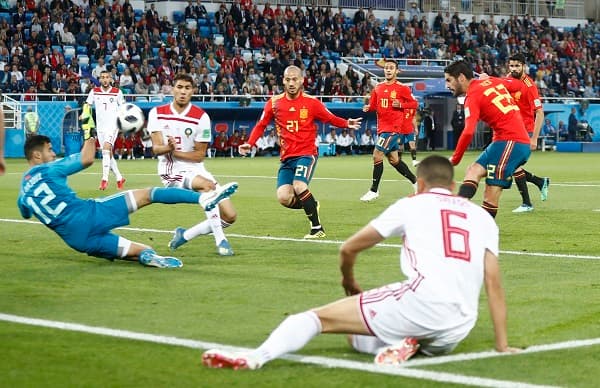 España empata y pasa a octavos gracias al VAR