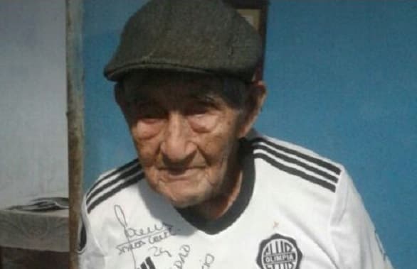 Roque Santa Cruz obsequió su camiseta a excombatiente