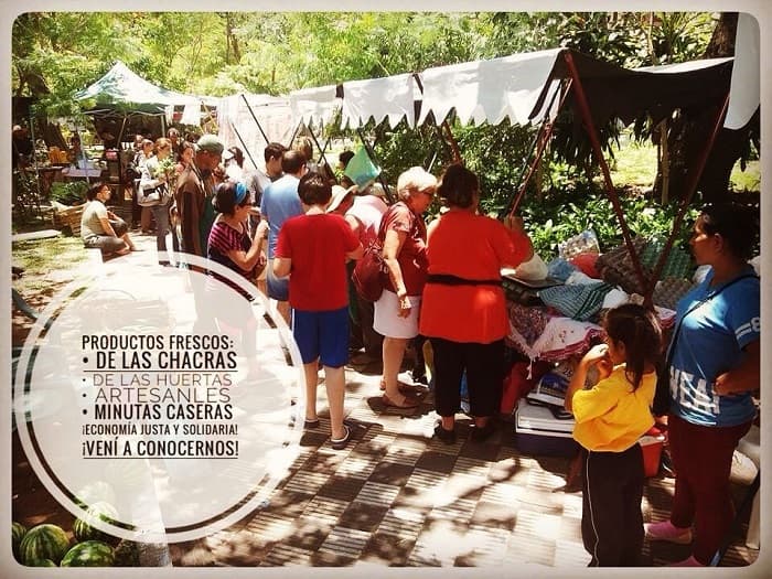 Feria agroecológica y artesanal en la Plaza Italia