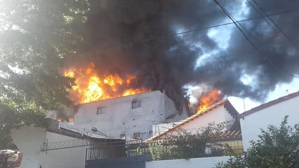 Incendio de grandes proporciones en zona del Mercado 4