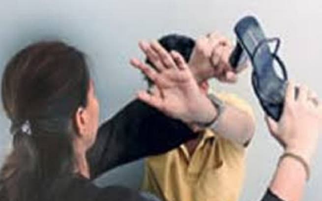 Mujer golpea a su expareja y lo deja inconsciente