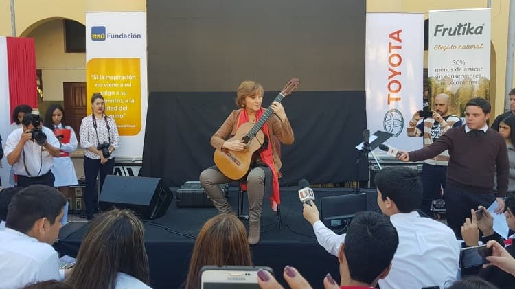 Tras 10 años, Berta cierra su gira en el colegio donde estudió Mangoré