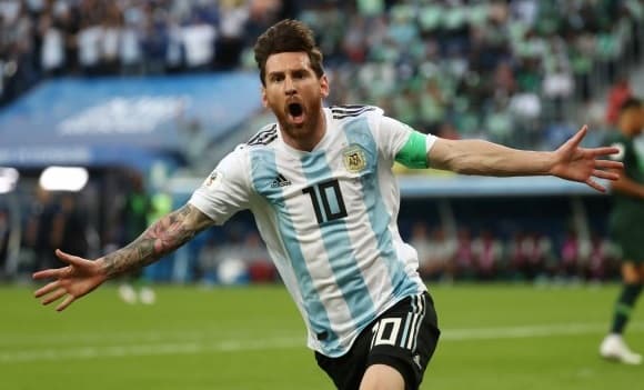 Messi y Cristiano jugarán por seguir en carrera