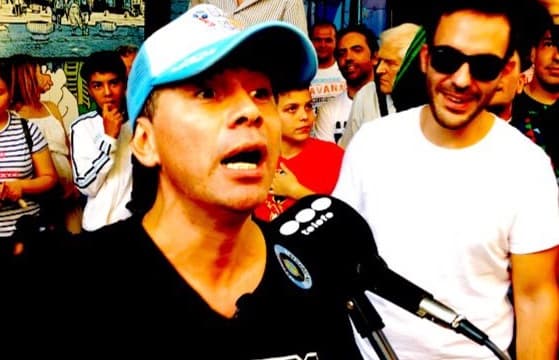Pablito Lescano improvisa recital en plena calle de Rusia