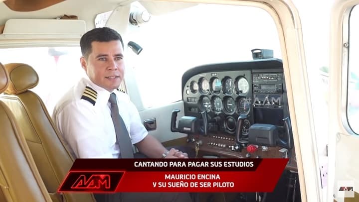 Joven canta en buses para solventar su carrera de piloto de aviación