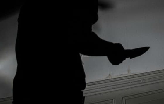 Hombre muere apuñalado en su casa mientras dormía