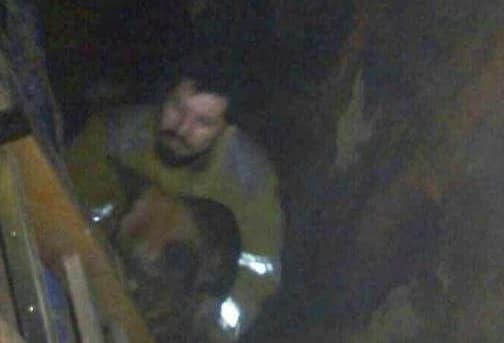 Bomberos rescatan a perro que cayó en un pozo