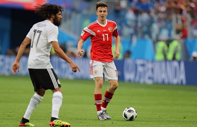 Rusia pone un pie en octavos de final