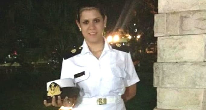 Conceden título a la primera mujer marina de Paraguay