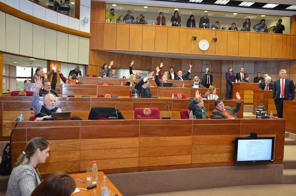 Aprueban notas reversales y monto de deuda