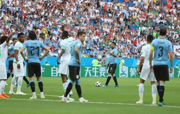 Uruguay gana y clasifica a octavos con Rusia