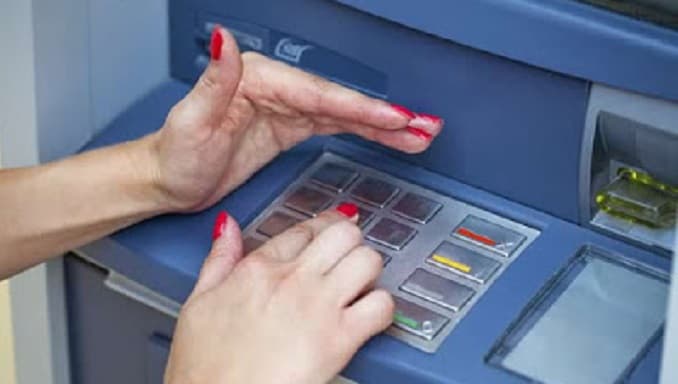 Roban datos de tarjeta de débito para vaciar cuentas, denuncian