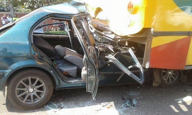 Conductora chocó contra parte trasera de bus y quedó en grave estado