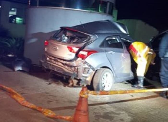 Conductor muere al chocar contra caseta de seguridad