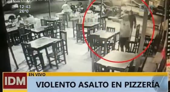 Delincuentes asaltan pizzería a punta de armas largas