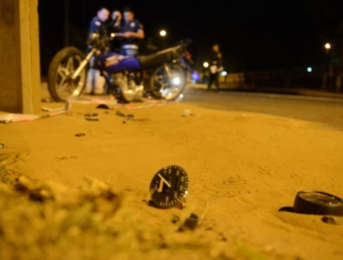 Jóvenes perecen tras chocar contra una columna