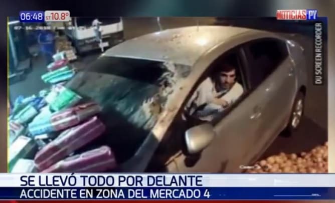Un paseo desenfrenado: Arrasó con puesto del mercado y vehículos