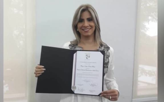 Diputada dona el valor de pin de oro