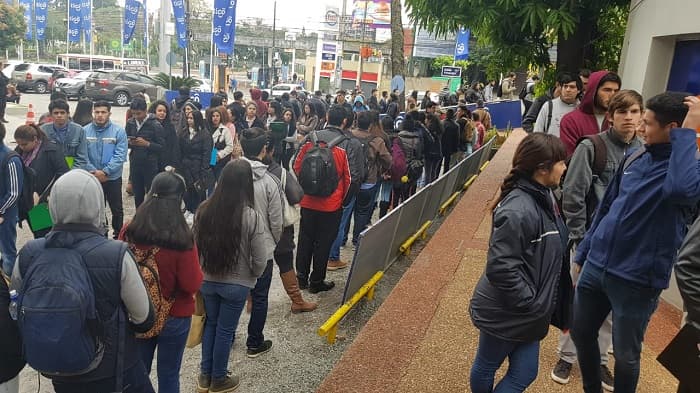Masiva participación de jóvenes en feria de empleos