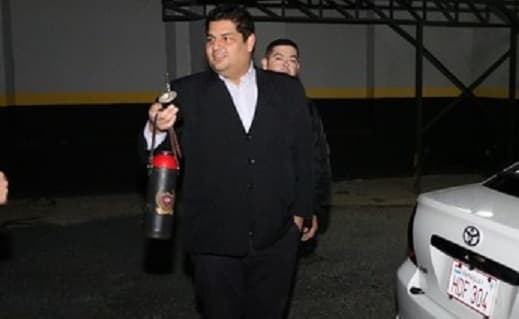 Graban a funcionario de Hacienda recibiendo coima