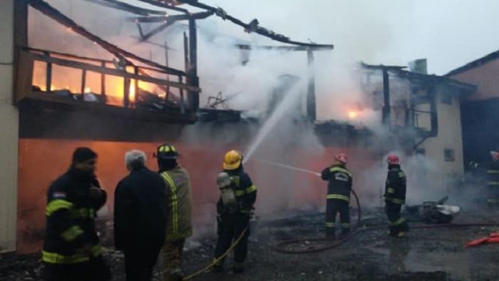 Incendio consume carpintería