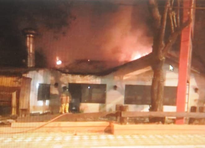 Llamas consumen conocido local de comida rápida