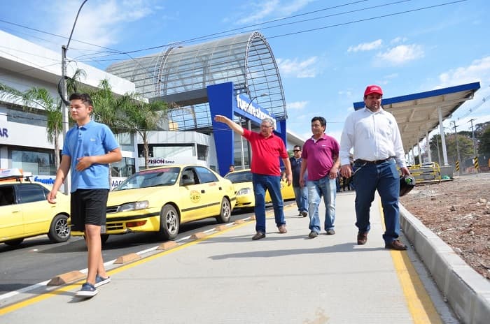 Taxistas amenazan con cerrar rutas si no habilitan parte de la obra del Metrobús