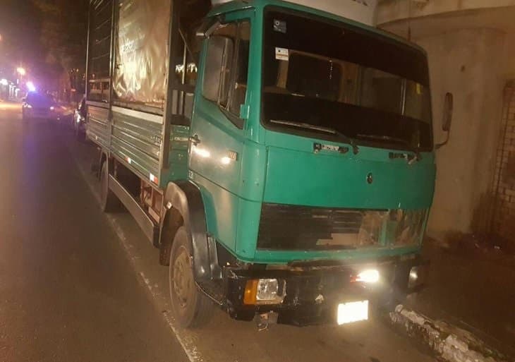 Motociclista muere arrollado por camión