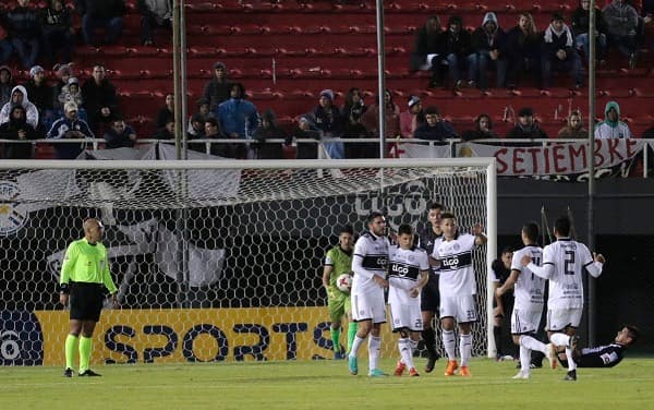 Olimpia triunfa en su debut