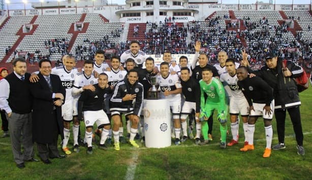 El campeón vence en estreno internacional