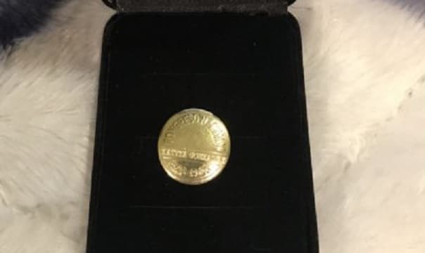 Gastan más de G. 400 millones en pines de oro en Diputados