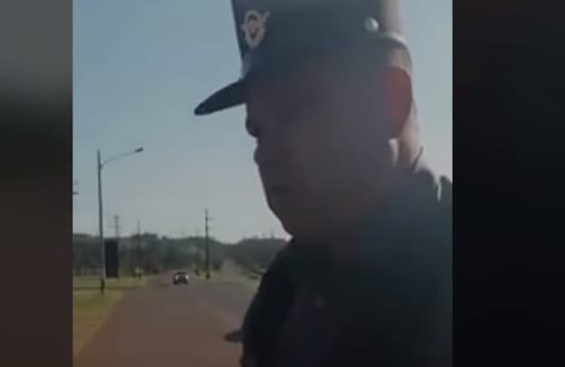 Graban disputa entre caminera y turista