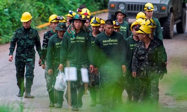 Rescatan con éxito a todos los atrapados en cueva de Tailandia