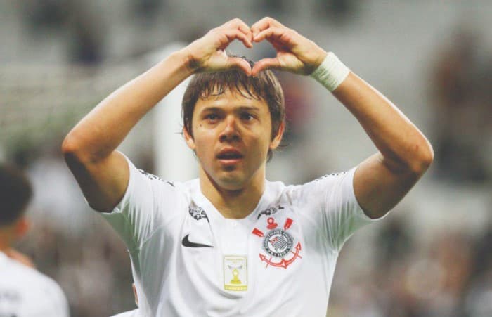 Romero marca tres goles en goleada del Corinthians