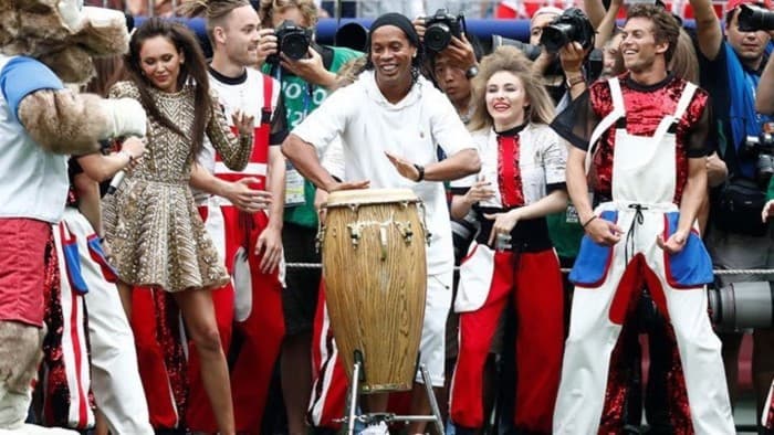 Lado artístico de Ronaldinho se roba el show en el cierre de Rusia 2018