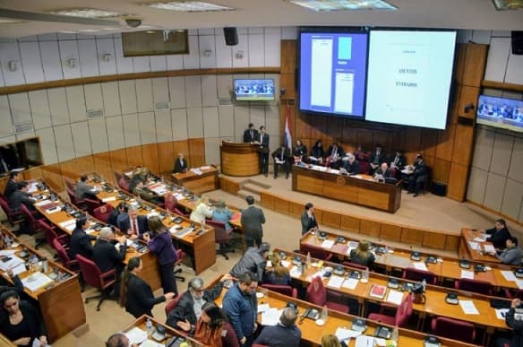 Cartes veta parcialmente ley de jubilación VIP de legisladores