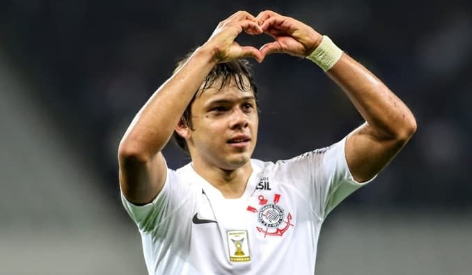 Ángel Romero vuelve a convertir y sigue marcando historia