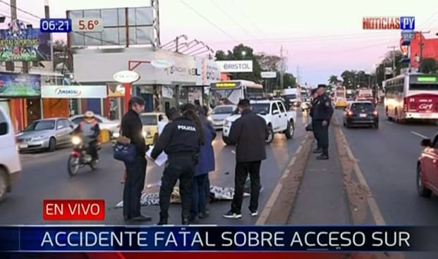 Automovilista arrolla y mata a peatón sobre Acceso Sur