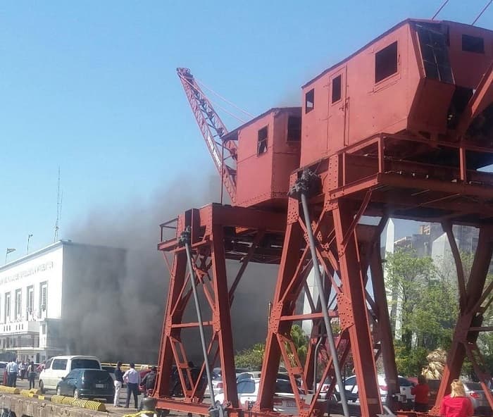 Controlan incendio en auditorio de Aduanas