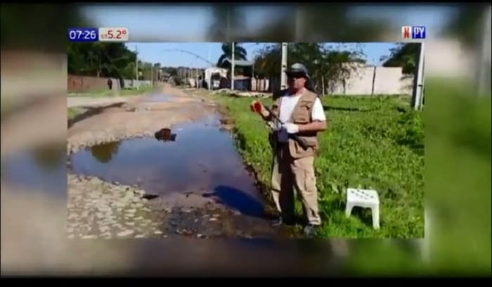 Invitan a intendenta a pescar en un bache