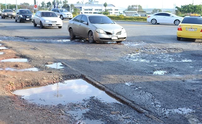 Acceso al aeropuerto está minado de baches