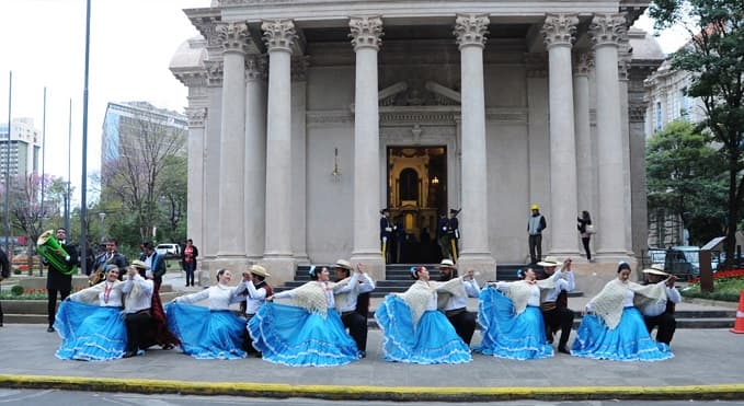 Celebran día del Folklore con danzas y artesanías paraguayas