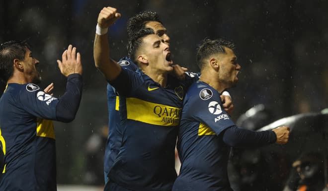 Boca derrota a Libertad y se acerca a cuartos