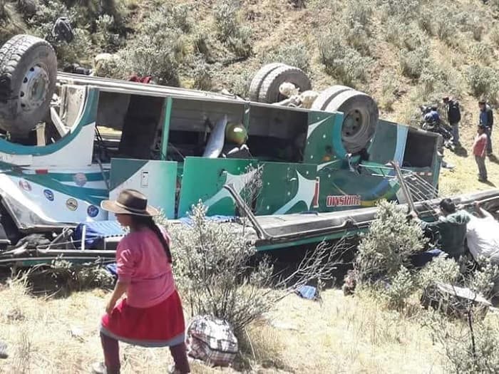 Vuelco de bus deja 10 muertos